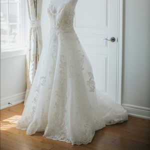 Martin Thornburg Wedding Dress. Style 218225.
